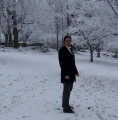 Tony im verschneiten Rosengarten.jpg